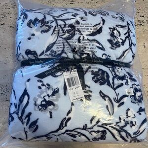 Vera Bradley Women's Oversized Fleece Plush Throw Blanket perennial misty surf